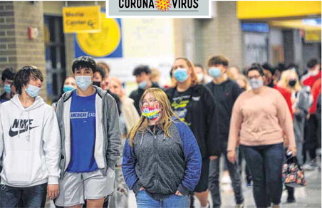 Greenfield-Central students make their way down the hall between classes. Like other schools, G-C has had to send out reminders to families about bringing masks to school. Tom Russo | Daily Reporter