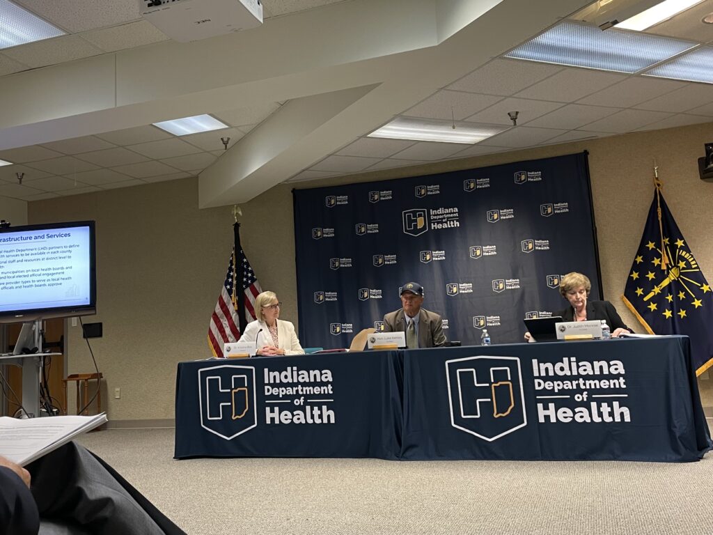 Governor’s Public Health Commission co-chair and former state Sen. Luke Kenley summarizes some of the body’s recommendations on Aug. 4, 2022. (Leslie Bonilla Muñiz/Indiana Capital Chronicle)
