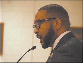 Democrat Gary Mayor Eddie Melton, previously a state senator, speaks to his former colleagues on a bill ending Gary’s lawsuit against members of the firearm industry on Feb. 20, 2024. Leslie Bonilla Muñiz | Indiana Capital Chronicle